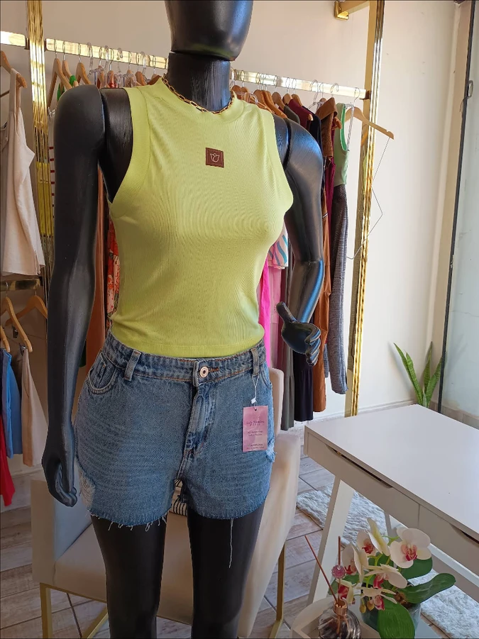 Look Amarelo com Shorts